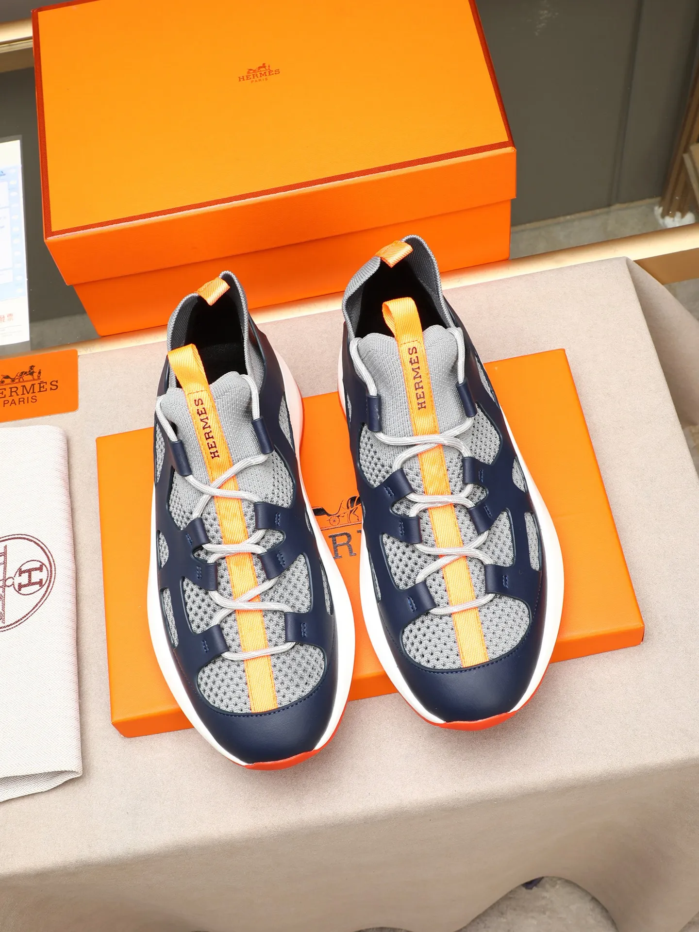 Men's shoes💰580 HERMES/Hermès men's rest sneakers! -High-end quality original casual sports shoes -Upper: high nappa calfskin, forging technology, knitted fabric, shoe brand webbing, injection molded brand logo -Inner: foot pad; water-dyed cowhide -Outsole: ultra-light TPU·rubber; two-color molded outsole -Ultra-high quality control·fine workmanship: highlighted (high-end·luxury·grade) Size: 38-39-40-41-42-43-44 (45 can be customized)